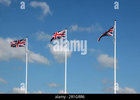 Trois drapeaux Union Jack sur les poteaux de Plymouth Hoe, promenade. Également connu sous le nom de drapeau de l'Union, il est le drapeau de facto du Royaume-Uni. Banque D'Images