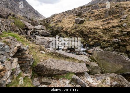 Le col de Llanberis en prenant la route A4086 à travers les paysages spectaculaires de montagne dans le parc national de Snowdonia, au nord du pays de Galles. Banque D'Images