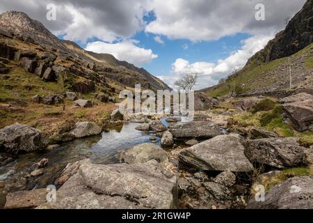 Le col de Llanberis en prenant la route A4086 à travers les paysages spectaculaires de montagne dans le parc national de Snowdonia, au nord du pays de Galles. Banque D'Images