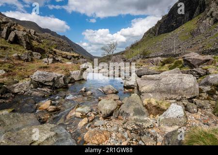 Le col de Llanberis en prenant la route A4086 à travers les paysages spectaculaires de montagne dans le parc national de Snowdonia, au nord du pays de Galles. Banque D'Images