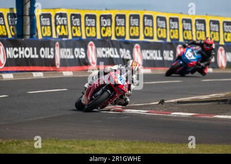 Portstewart, Royaume-Uni. 13th mai 2023. Jeremy McWilliams navigation au Chicane à la course 2 Supersport de la course du Nord-Ouest 200. Davey Todd a été le gagnant de la course, avec Richard Cooper second et Peter Hickman troisième crédit: Bonzo/Alay Live News Banque D'Images