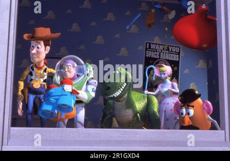 WOODY (Epotée par TOM HANKS) BUZZ LIGHTYEAR (Epotée par TIM ALLEN) REX (Epotée par Wallace Shawn) BO PEP (Epotée par ANNIE POTTS) et M. TÊTE DE POMME DE TERRE (exprimée par DON RICKLES) dans TOY STORY 1995 réalisateur JOHN LASSETER musique Randy Newman Pixar animation Studios / Walt Disney Pictures Banque D'Images