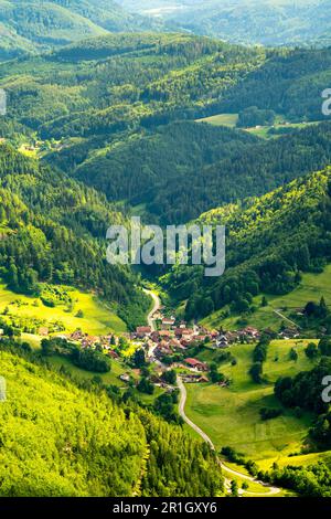 Paysage dans la Forêt Noire. Le village de Neuenweg, entouré de montagnes, de prairies et de forêts. Vue depuis le mont Belchen. Kleines Wiesental, Allemagne. Banque D'Images