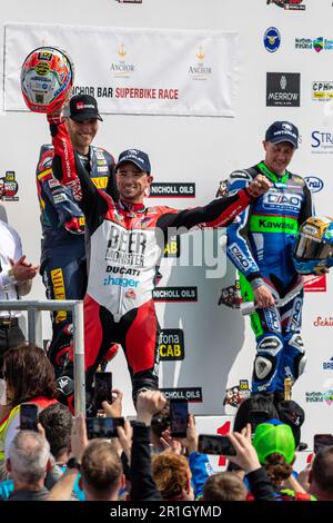 Portstewart, Royaume-Uni. 13th mai 2023. Glenn Irwin sur le podium après avoir remporté la course Superbike sponsorisée par le bar Anchor au Northwest 200. Positions 1st. Glenn Irwin. 2nd Davey Todd. 3rd Dean Harrison. Credit: Bonzo/Alay Live News Banque D'Images