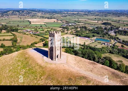 Glastonbury, Angleterre, Royaume-Uni - 7 août 2022 : vue aérienne de la tour St Michael au sommet de la colline de Glastonbury Tor. Banque D'Images