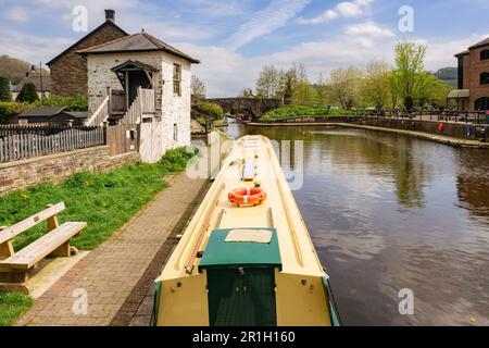 Bateau à rames amarré à Monbucshire et bassin du canal de Brecon à Brecon (Aberhonddu), Powys, pays de Galles, Royaume-Uni, Grande-Bretagne Banque D'Images