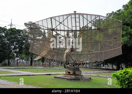 L'ancienne antenne radar de défense aérienne sur la station radar d'alerte. Banque D'Images