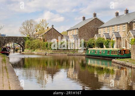 Nouvelles maisons reflétées dans le bassin du canal de Monbucshire et de Brecon à Brecon (Aberhonddu), Powys, pays de Galles, Royaume-Uni, Grande-Bretagne Banque D'Images