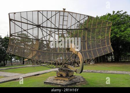 L'ancienne antenne radar de défense aérienne sur la station radar d'alerte. Banque D'Images