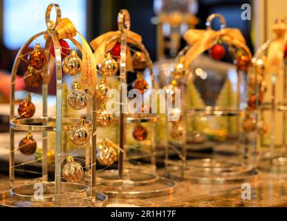 étagère pour servir des desserts hauts de thé dans un magasin de thé de luxe sur une belle lumière. Banque D'Images