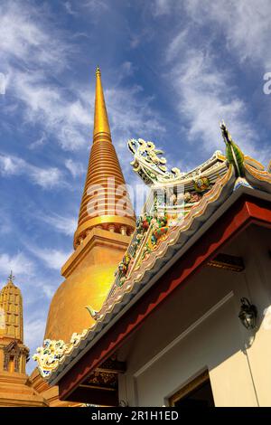 Bâtiment décoré avec le style chinois bas-relief dans le temple thaïlandais avec ciel nuageux. Banque D'Images