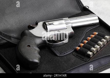 Pistolet revolver compact, vue latérale droite du pistolet j-frame M60, avec cylindre fermé prêt à l'emploi isolé sur le sac de pistolet. Banque D'Images