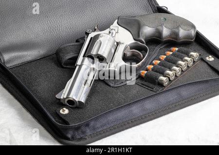 Pistolet revolver compact, vue latérale avant gauche du pistolet j-frame M60, avec cylindre fermé prêt à l'emploi isolé sur le sac de pistolet. Banque D'Images