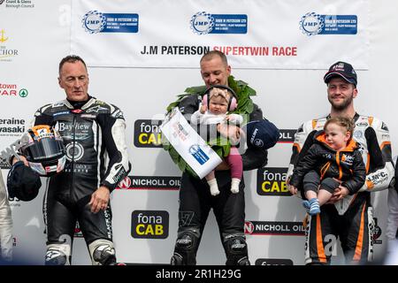 Portstewart, Royaume-Uni. 13th mai 2023. Richard Cooper sur le podium après avoir remporté la course J M Paterson Supertwin au Northwest 200. Positions 1st. Richard Cooper. 2nd Jeremy McWilliams. 3rd Adam McLean crédit: Bonzo/Alay Live News Banque D'Images