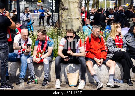 ROTTERDAM - les fans de Feyenoord dans le centre de Rotterdam, avant le match de leur club contre Go Ahead Eagles. Feyenoord est champion avec une victoire. En cas de perte ou de tirage, il y aura des rapprochements avec FC Emmen et vitesse. ANP ROB ENGELAR Banque D'Images