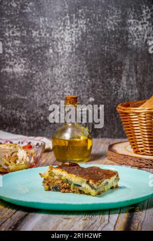 Moussaka grec traditionnel avec aubergines, bœuf haché et pommes de terre Banque D'Images