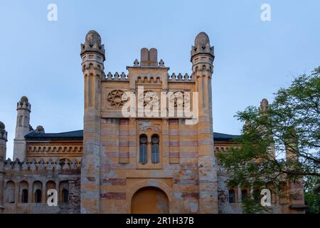 L'ancienne synagogue juive érigée en 1883 dans la ville de Vrbove, dans la région de Trnava, en Slovaquie. La synagogue a un front à trois parties dans le style mauresque et est décorée avec des bandes horizontales rouge-jaune, des étoiles octogonales et des minarets minces. Banque D'Images