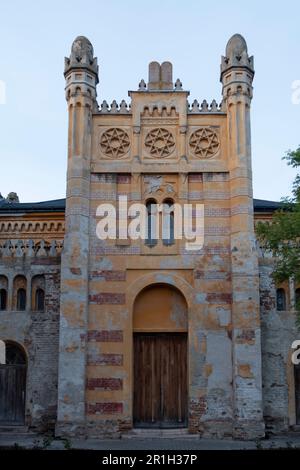 L'ancienne synagogue juive érigée en 1883 dans la ville de Vrbove, dans la région de Trnava, en Slovaquie. La synagogue a un front à trois parties dans le style mauresque et est décorée avec des bandes horizontales rouge-jaune, des étoiles octogonales et des minarets minces. Banque D'Images