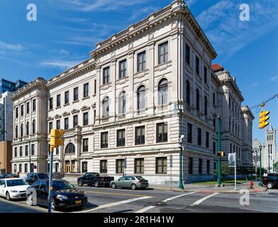 Le palais de justice du quatrième comté, connu sous le nom de Onondaga Supreme and County courts House, est un monument des Beaux Arts situé sur Columbus Circle, dans le centre-ville de Syracuse. Banque D'Images