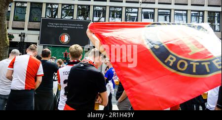 ROTTERDAM - les fans de Feyenoord dans le centre de Rotterdam observent deux minutes de silence pendant la commémoration de l'attentat de Rotterdam, avant le match de leur club contre Go Ahead Eagles. Feyenoord est champion avec une victoire. En cas de perte ou de tirage, il y aura des rapprochements avec FC Emmen et vitesse. ANP ROB ENGELAR Banque D'Images