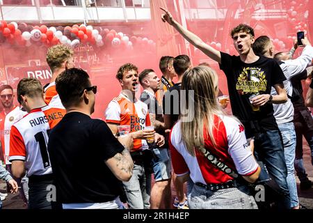 ROTTERDAM - les fans de Feyenoord dans le centre de Rotterdam, avant le match de leur club contre Go Ahead Eagles. Feyenoord est champion avec une victoire. En cas de perte ou de tirage, il y aura des rapprochements avec FC Emmen et vitesse. ANP ROB ENGELAR Banque D'Images