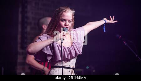 Femme de rêve se présentant à la chaire Rockin à Wrexham dans le cadre du festival Focus Wales 2023 le 6th mai 2023. Banque D'Images