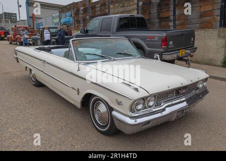 Rayleigh, Royaume-Uni. 14 mai 2023. Blanc 1963 Ford Galaxie 500 cabriolet avec détails chromés, garé à Rayleigh lors d'un salon de voiture public. Spectateurs et autres véhicules vintage visibles. Camion de garage frais de ferme et véhicules américains exposés. Penelope Barritt/Alamy Live News Banque D'Images