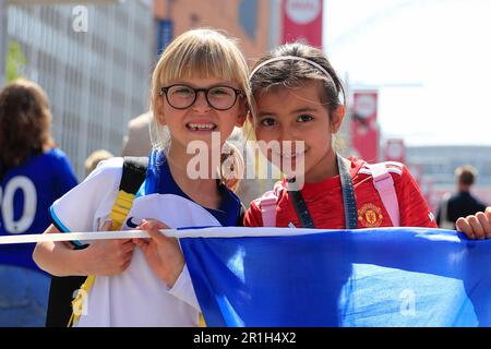 Jeunes fans sur Wembley Way devant le match de finale de la Vitality Women's FA Cup Chelsea FC Women contre Manchester United Women au stade Wembley, Londres, Royaume-Uni, 14th mai 2023 (photo de Conor Molloy/News Images) Banque D'Images