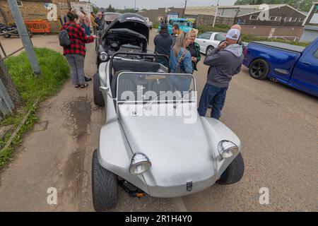 Rayleigh, Royaume-Uni. 14 mai 2023. Un buggy argenté avec son capot ouvert attire un groupe de passionnés lors d'une rencontre de voitures occasionnelles à Rayleigh, Essex. La scène capture l'interaction de la communauté autour de véhicules personnalisés, avec d'autres voitures et bâtiments en arrière-plan. Camion de garage frais de ferme et véhicules américains exposés. Penelope Barritt/Alamy Live News Banque D'Images