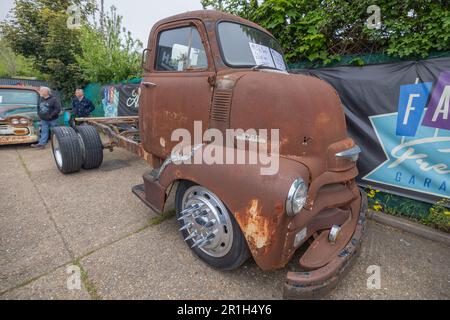 Rayleigh, Royaume-Uni. 14 mai 2023. Un camion vintage fortement rouillé, modifié à cabine sur moteur avec châssis exposé et enjoliveurs à pointes agressifs, exposé lors d'un rassemblement automobile Rayleigh. La patine et le style dramatique du véhicule attirent l'attention des passionnés et des passants. Camion de garage frais de ferme et véhicules américains exposés. Penelope Barritt/Alamy Live News Banque D'Images