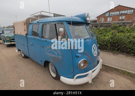 Rayleigh, Royaume-Uni. 14 mai 2023. Pick-up Volkswagen type 2 double Cab bleu vieilli garé près de Boxtown, Rayleigh. Ancienne fourgonnette de livraison de boulangerie avec carrosserie rouillée et galerie de toit. Un clin d'œil nostalgique au transport commercial du milieu du siècle. Camion de garage frais de ferme et véhicules américains exposés. Penelope Barritt/Alamy Live News Banque D'Images