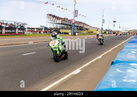 Portstewart, Royaume-Uni. 13th mai 2023. Lukas Maurer (8) devant Paul Jordan (22) qui terminerait en 14th et 11th respectivement dans la course de classe Superstock de CP Hire au Northwest 200. Postes crédit: Bonzo/Alay Live News Banque D'Images