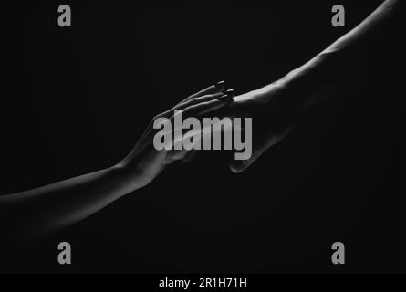 Deux mains au moment de l'adieu. Les mains de retenue des relations. Aidez vos amis à passer des moments difficiles. Geste de sauvetage, soutien, amitié et Banque D'Images