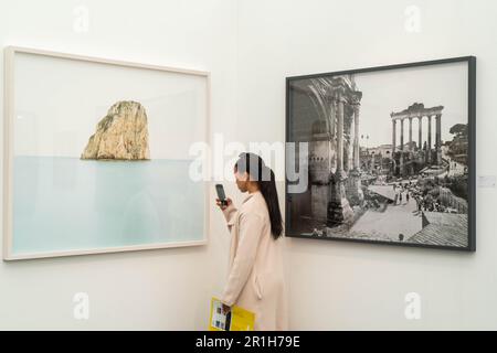 Londres, Royaume-Uni. 14 mai 2023. Un visiteur vues Francesco Jodice (L) Capri. Les chroniques de Diefenbach 2021, (R) Gabriele Basilico Rome 2010, Galerie Podbielski, Milan. La huitième édition de photo London à Somerset House London présente 126 galeries et éditeurs internationaux de premier plan qui présentent et vendent des œuvres de photographes avec des expositions et des conférences organisées. Photo Londres a lieu du 11-14 au 20 mai. Credit: amer ghazzal / Alamy Live News Banque D'Images