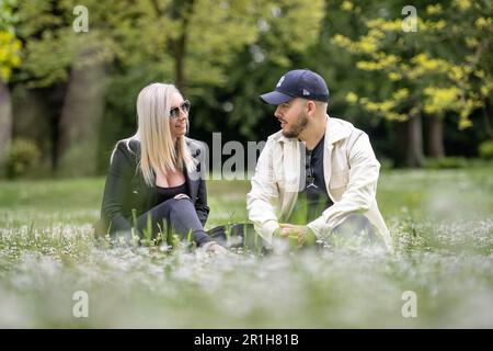 Maasmechelen, Belgique. 14th mai 2023. Luca Brecel, joueur de snooker belge, et sa petite amie Laura, sont vus avant une conférence de presse concernant le titre de champion du monde de Snooker de Luca Brecel à Maasmechelen, dimanche 14 mai 2023. Luca Brecel s'est couronné champion du monde de snooker pour la première fois de sa carrière début mai au Crucible Theatre de Sheffield. En finale, le Limburger, âgé de 28 ans, a remporté 18-15 contre Mark Selby, l'Anglais. Credit: Belga News Agency/Alay Live News Banque D'Images