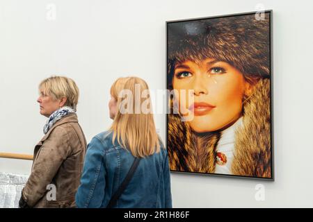 Londres, Royaume-Uni. 14 mai 2023. Visiteurs en face de Gunther Sachs. Claudia Schiffer Heroines 1991. La huitième édition de photo London à Somerset House London présente 126 galeries et éditeurs internationaux de premier plan qui présentent et vendent des œuvres de photographes avec des expositions et des conférences organisées. Photo Londres a lieu du 11-14 au 20 mai. Credit: amer ghazzal / Alamy Live News Banque D'Images