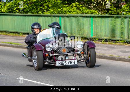 2014 Jzr Beetle Retour Maroon moto barrel back Trike Pétrol 1084 cc; traversée du pont autoroutier dans le Grand Manchester, Royaume-Uni Banque D'Images