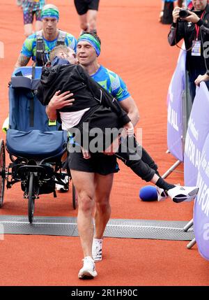 Rob Burrow et Kevin Sinfield franchissent la ligne d'arrivée du marathon de Leeds de Rob Burrow en 2023, qui a commencé et s'est terminé au stade Headingley, à Leeds. Date de la photo: Dimanche 14 mai 2023. Banque D'Images