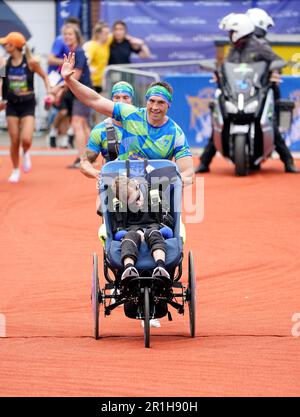 Rob Burrow et Kevin Sinfield franchissent la ligne d'arrivée du marathon de Leeds de Rob Burrow en 2023, qui a commencé et s'est terminé au stade Headingley, à Leeds. Date de la photo: Dimanche 14 mai 2023. Banque D'Images