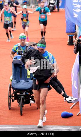 Rob Burrow et Kevin Sinfield franchissent la ligne d'arrivée du marathon de Leeds de Rob Burrow en 2023, qui a commencé et s'est terminé au stade Headingley, à Leeds. Date de la photo: Dimanche 14 mai 2023. Banque D'Images