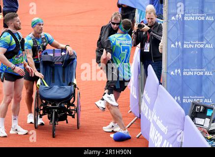 Rob Burrow et Kevin Sinfield franchissent la ligne d'arrivée du marathon de Leeds de Rob Burrow en 2023, qui a commencé et s'est terminé au stade Headingley, à Leeds. Date de la photo: Dimanche 14 mai 2023. Banque D'Images