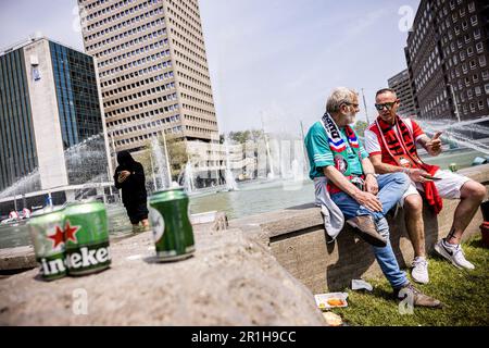 ROTTERDAM - les fans de Feyenoord dans le centre de Rotterdam, avant le match de leur club contre Go Ahead Eagles. Feyenoord est champion avec une victoire. En cas de perte ou de tirage, il y aura des rapprochements avec FC Emmen et vitesse. ANP ROB ENGELAR Banque D'Images