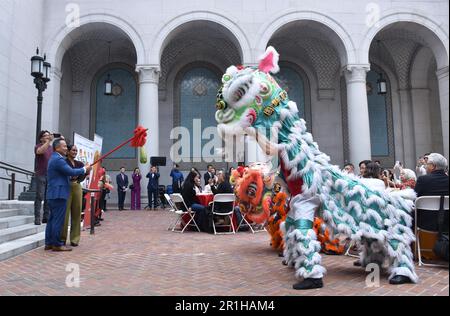 Los Angeles, États-Unis. 12th mai 2023. Les gens dansent le lion lors de la cérémonie d'ouverture du mois du patrimoine asiatique américain et insulaire du Pacifique, qui s'est tenu à la Cour de printemps de l'hôtel de ville de Los Angeles, aux États-Unis, sur 12 mai 2023. POUR ALLER AVEC 'Feature: Los Angeles fête le mois du patrimoine de l'Asie-Pacifique' crédit: Zeng hui/Xinhua/Alamy Live News Banque D'Images