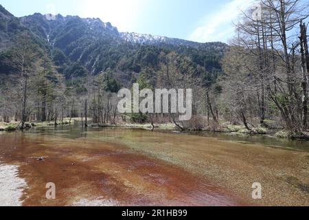 Étang Tashiro-ike à Kamikochi, Japon Banque D'Images