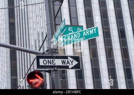 New York, New York, États-Unis. 13th mai 2023. (NOUVEAU) Cinquième Avenue Blooms. 13 mai 2023, New York, New York, Etats-Unis : panneaux de signalisation pour la Cinquième Avenue et la Grand Army Plaza vus pendant la Fifth Avenue Blooms imaginé par Van Cleef événement à la fontaine Pulitzer sur 13 mai 2021 à New York. Dans cet événement annuel "Fifth Avenue Blooms", la Cinquième Avenue, de 47th rue à 59th rue, est accentuée de fleurs et de papillons avec un mélange de dessin pastel et d'architecture. (Credit image: © M10s/TheNEWS2 via ZUMA Press Wire) USAGE ÉDITORIAL SEULEMENT! Non destiné À un usage commercial ! Banque D'Images