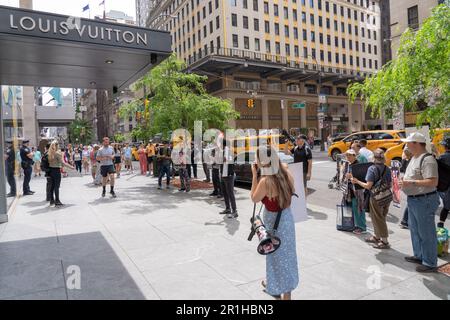 New York, New York, États-Unis. 13th mai 2023. (NOUVEAU) protestation contre la fourrure. 13 mai 2023, New York, New York, États-Unis : des manifestants pour les droits des animaux ont fait des signes lors d'une manifestation devant le magasin Louis Vuitton sur la Cinquième Avenue lors d'une manifestation anti-fourrure sur 13 mai 2023 à New York. Les militants des droits des animaux, sous la direction de Rachel J Levy Ejsmont, tiennent une manifestation pacifique contre la fourrure à New York pour protester contre Dior et Louis Vuitton pour avoir refusé d'aller en franchise de fourrure. (Credit image: © M10s/TheNEWS2 via ZUMA Press Wire) USAGE ÉDITORIAL SEULEMENT! Non destiné À un usage commercial ! Banque D'Images