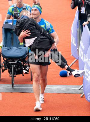 Rob Burrow et Kevin Sinfield franchissent la ligne d'arrivée du marathon de Leeds de Rob Burrow en 2023, qui a commencé et s'est terminé au stade Headingley, à Leeds. Date de la photo: Dimanche 14 mai 2023. Banque D'Images