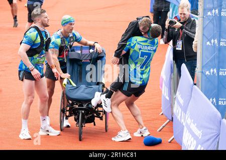 Rob Burrow et Kevin Sinfield franchissent la ligne d'arrivée du marathon de Leeds de Rob Burrow en 2023, qui a commencé et s'est terminé au stade Headingley, à Leeds. Date de la photo: Dimanche 14 mai 2023. Banque D'Images