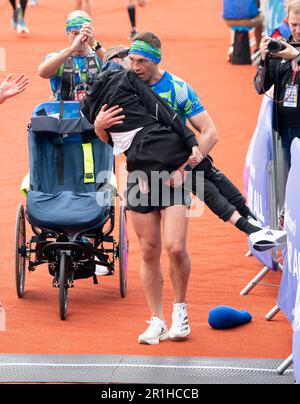 Rob Burrow et Kevin Sinfield franchissent la ligne d'arrivée du marathon de Leeds de Rob Burrow en 2023, qui a commencé et s'est terminé au stade Headingley, à Leeds. Date de la photo: Dimanche 14 mai 2023. Banque D'Images