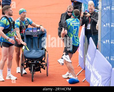 Rob Burrow et Kevin Sinfield franchissent la ligne d'arrivée du marathon de Leeds de Rob Burrow en 2023, qui a commencé et s'est terminé au stade Headingley, à Leeds. Date de la photo: Dimanche 14 mai 2023. Banque D'Images